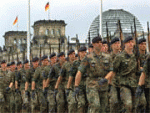 Bundeswehrsoldaten vor dem Reichstagsgebäude in Berlin (Bildquelle: Bundeswehr)